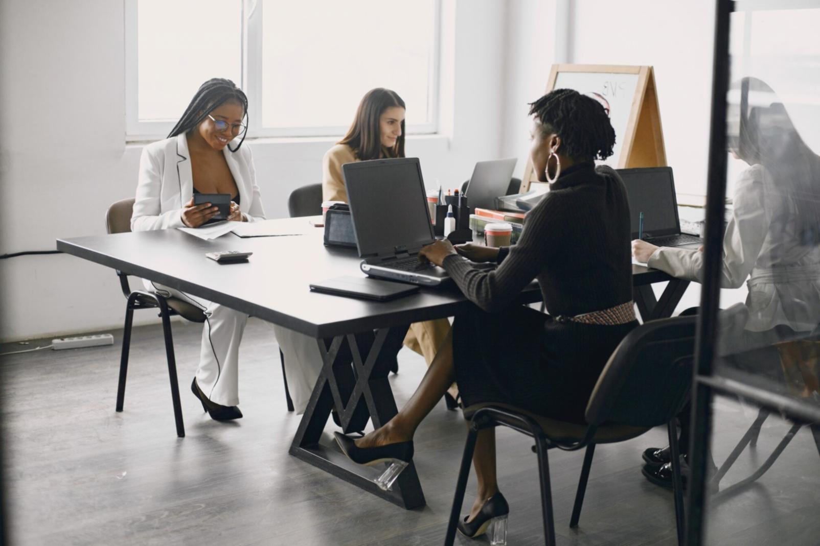 Groupe de participants échangeant lors d'un atelier de formation financière